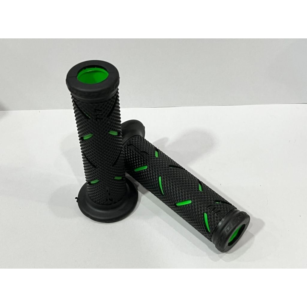 ปลอกแฮนด์ มอเตอร์ไซค์ ROAD GRIPS ราคาขายต่อคู่ มีสีให้เลือก งานสวย