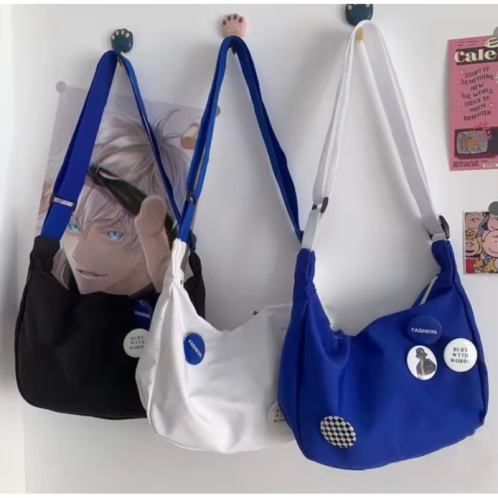 SALEกระเป๋าผ้าสะพายข้างผ้าไนล่อนสีพื้น (แถมเข็มกลัด 4 ชิ้น)