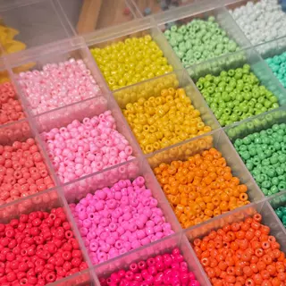กล่องลูกปัดเม็ดทราย 32 สี ขนาด 3/4 มม. สำหรับงาน DIY (กล่อง+ลูกปัด)
