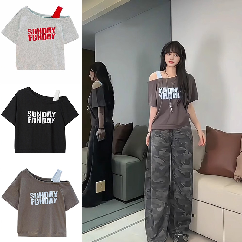 เสื้อยืดแขนสั้นสายเดี่ยวเปิดไหล่ สไตล์เกาหลี พิมพ์ลายตัวอักษร ตัดต่อสี รุ่นใหม่ 2025 น่ารักไม่ซ้ำใคร