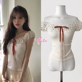 Rita พร้อมส่ง🎀เสื้อยืดเสื้อปาดไหล่ แต่งแขนระบายเก๋ไก๋ เสื้อยืดโชว์ไหล่ มีเชือกผูกได้ ลายดอกไม้ สไตล์เกาหลี สวยๆผู้หญิง