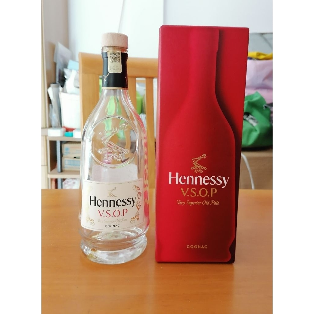 ชุดขวดเปล่า  Hennessy VSOP สภาพ สวย ใหม่ สำหรับนักสะสม หรือ ตั้งโชว์