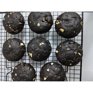 Midnight peanut butter stuffed soft cookies. ชิ้นละ 80 กรัม