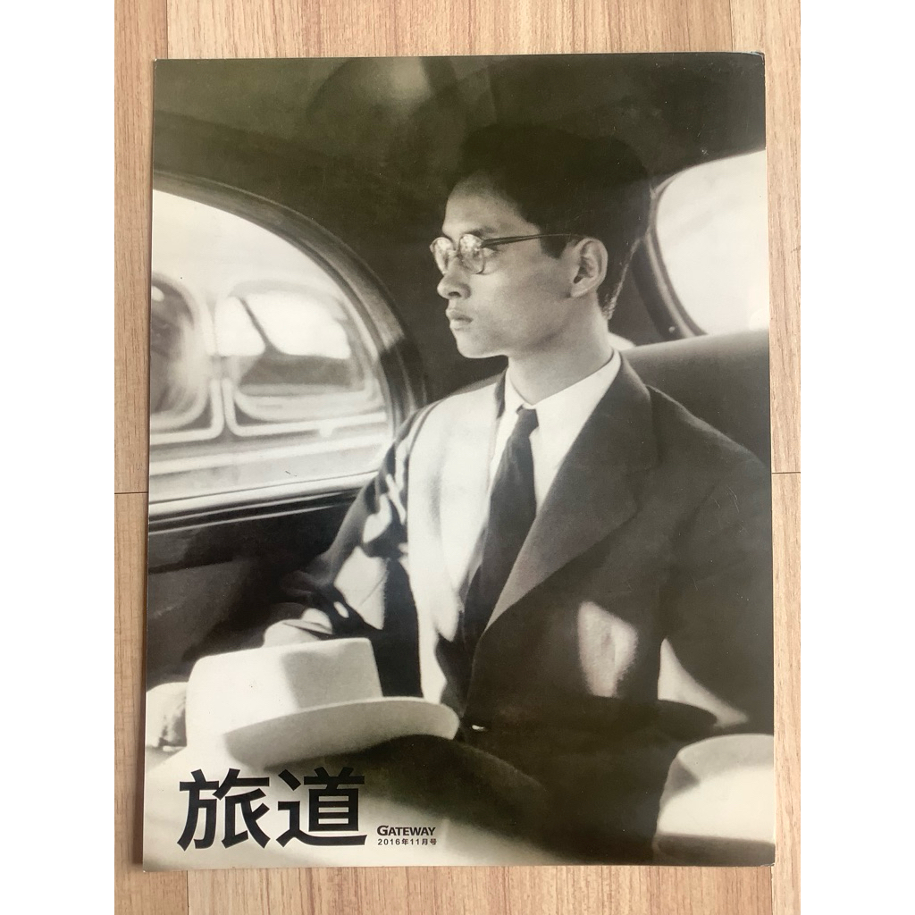 NO.0163  ภาพมือสอง ในหลวง รัชกาลที่ 9 จัดทำโดย GATEWAY ค.ศ.2016 ขนาด 21x27.5 เซนติเมตร