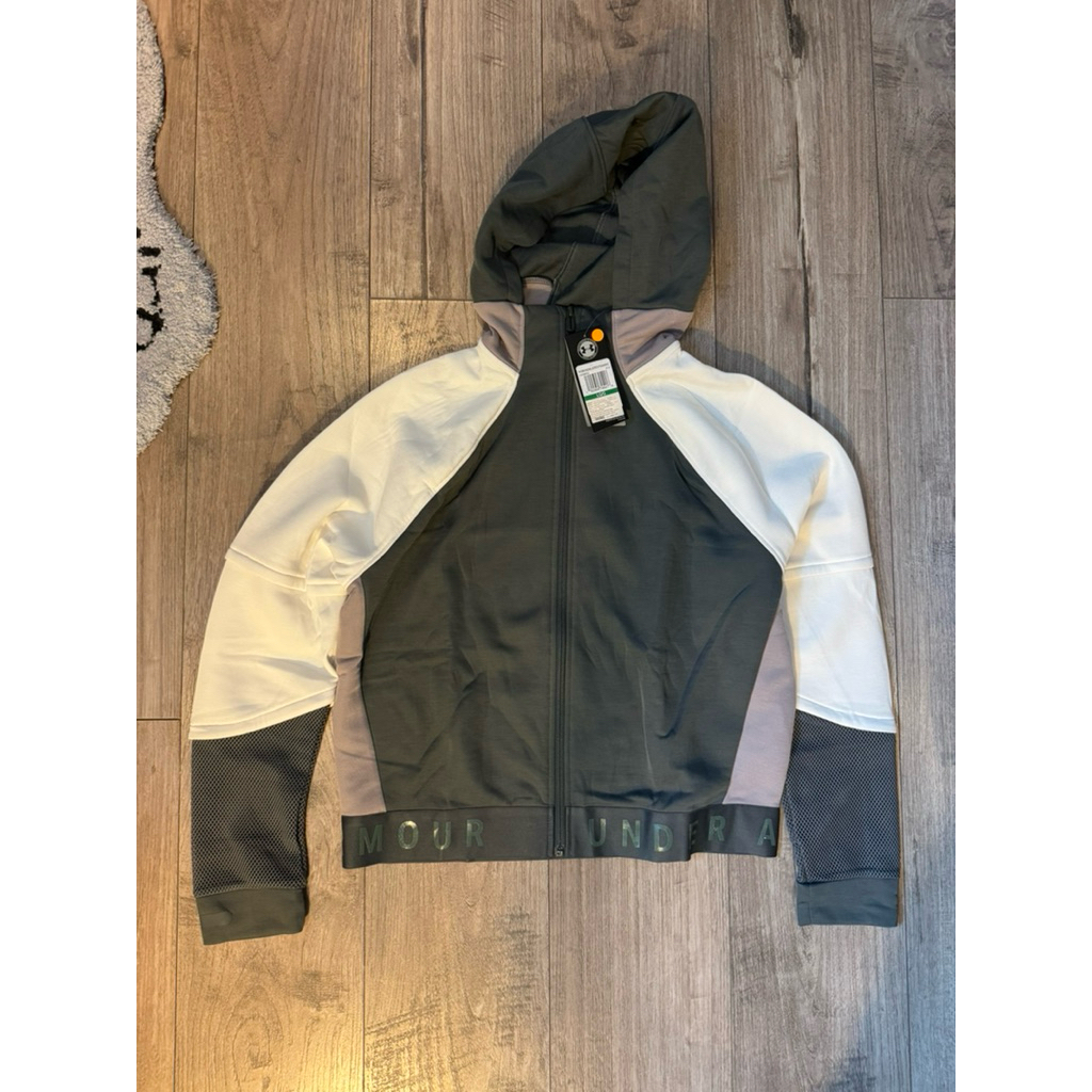 under armour jacket size L ป้ายยังไม่ได้แกะ