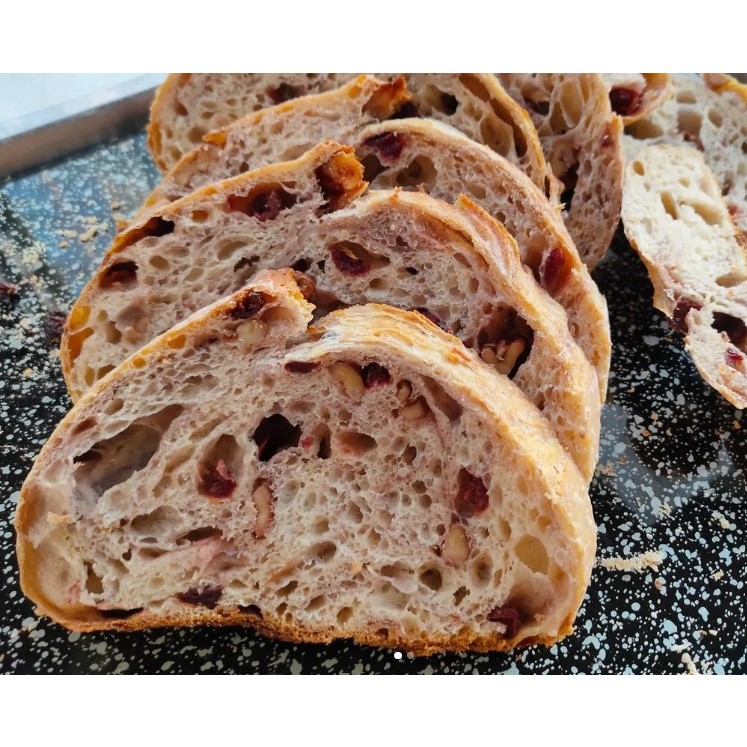 Walnut Cranberries Sourdough ขนมปังซาวร์โดว์วอลนัทแครนเบอรี่