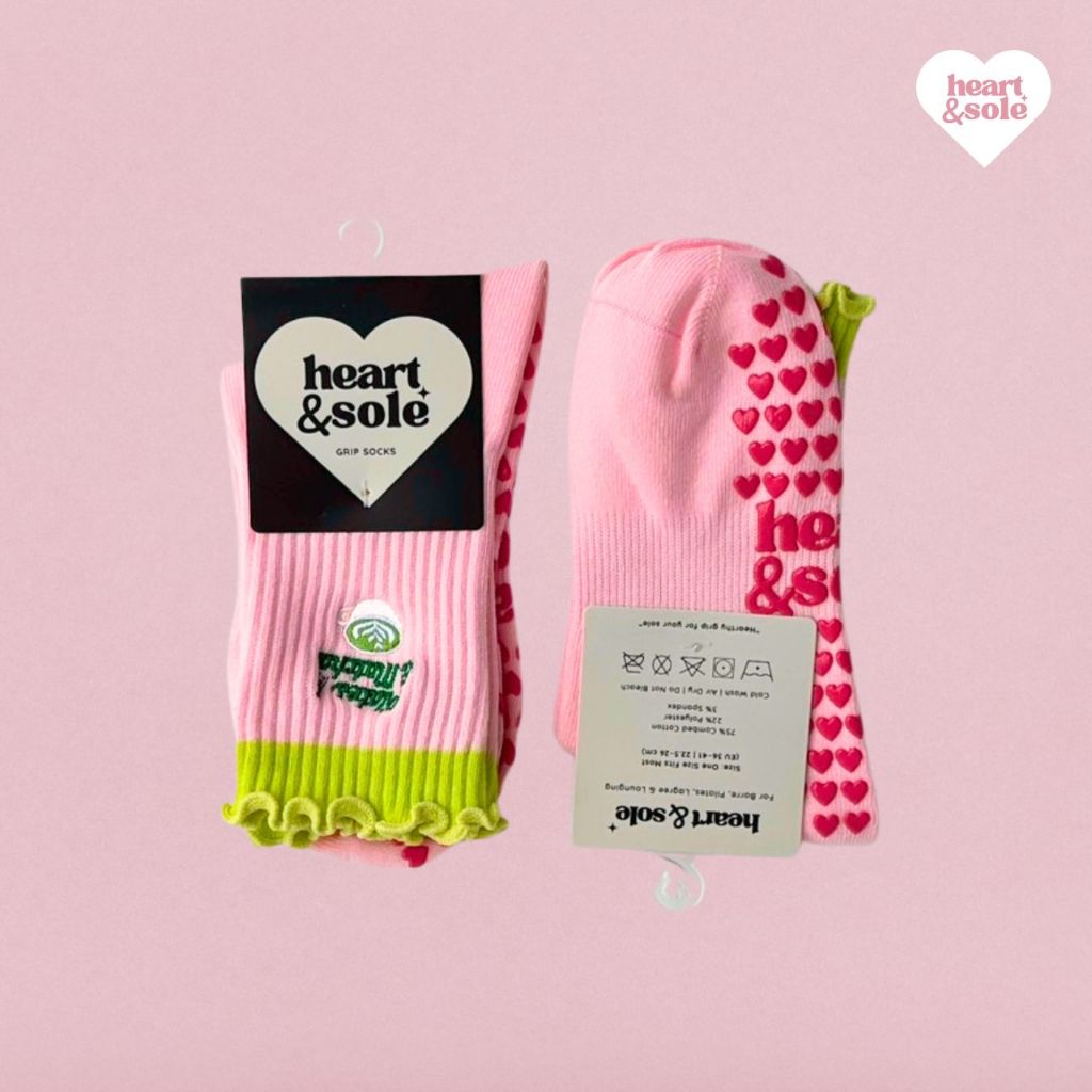 heart&sole - ถุงเท้ากันลื่น พิลาทิส โยคะ ออกกำลังกาย | Grip Socks ลาย Pilates & Matcha สีชมพู