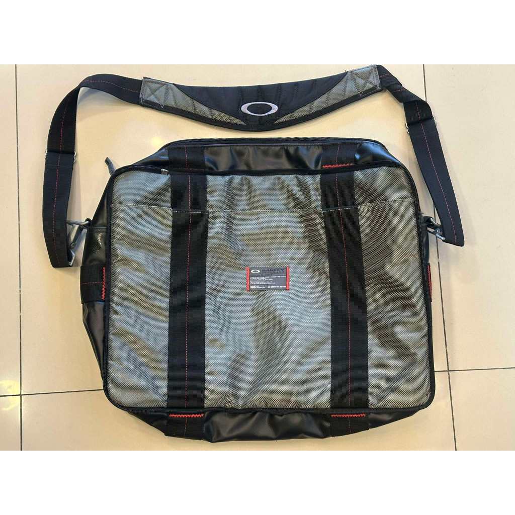 กระเป๋าสะพายข้าง OAKLEY รุ่น TA CTICAL FIELD GEAR เนื้อผ้า สลับหนังแท้ มือ 2 สภาพสวย 99 % ซื้อมาใช้ค