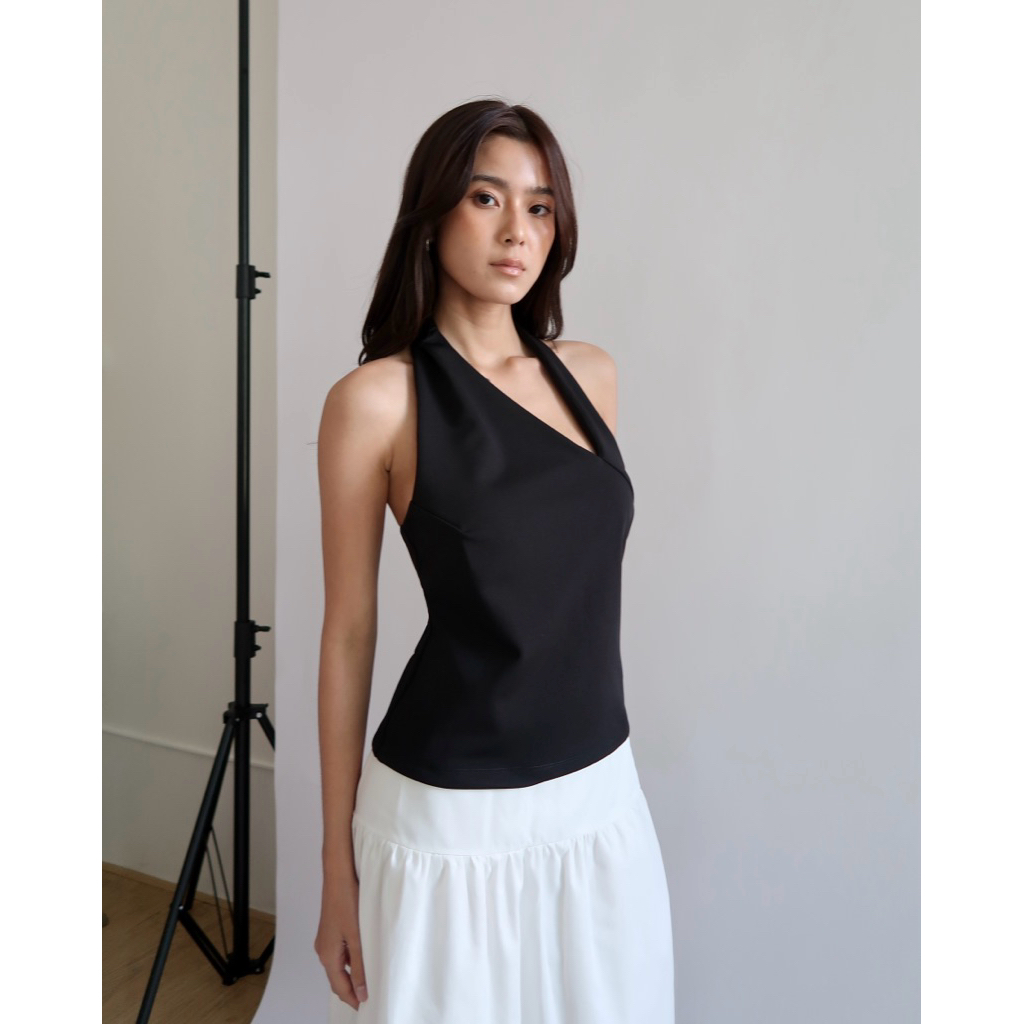 MACHMACHTHELABEL - Kira Asymmetric Halter Top เสื้อคล้องคอ