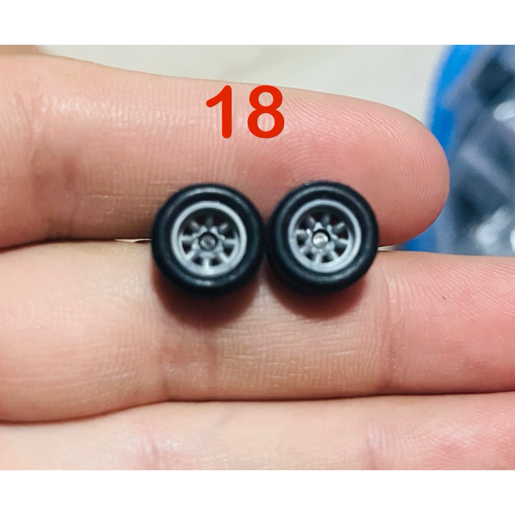 ล้ออะไหล่รถเหล็ก ล้อโมเดลรถของเล่นสเกลขนาด1:64 ยางหนา5.5มม. เส้นผ่าศูนย์กลาง10.8มม. ความยาวก้าน26.3มม.