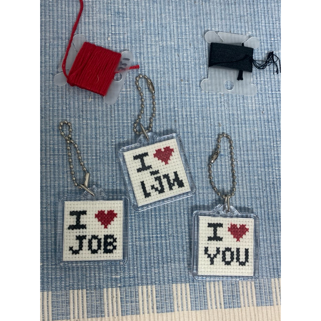 (พร้อมส่ง) พวงกุญแจ cross stitch { i<3job , i<3you but i<3เงิน