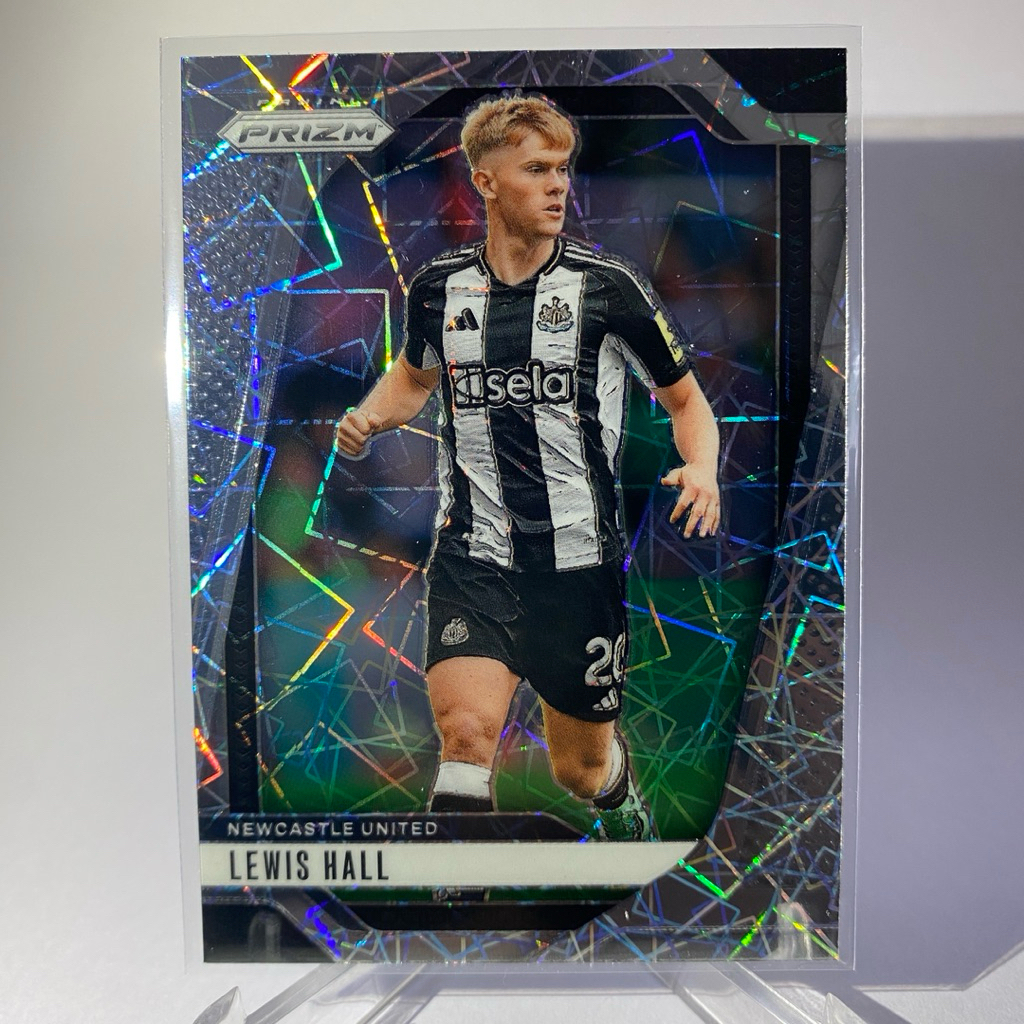 การ์ดนักฟุตบอลสำหรับสะสม LEWIS HALL, NEWCASTLE UNITED, (PRIZM), PANINI PRIZM 2025