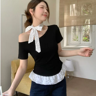 Paula พร้อมส่ง🌴เสื้อยืดแขนสั้น🌴เปิดไหล่ข้างเดียว แถมโช้คเกอร์ ผ้าพันคอลายจุดสไตล์เกาหลี เสื้อปาดไหล่ ดีเทลเย็บชายระบาย