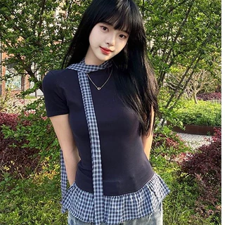 Paula พร้อมส่ง🌴เสื้อยืดแขนสั้น🌴เปิดไหล่ข้างเดียว แถมโช้คเกอร์ ผ้าพันคอลายจุดสไตล์เกาหลี เสื้อปาดไหล่ ดีเทลเย็บชายระบาย