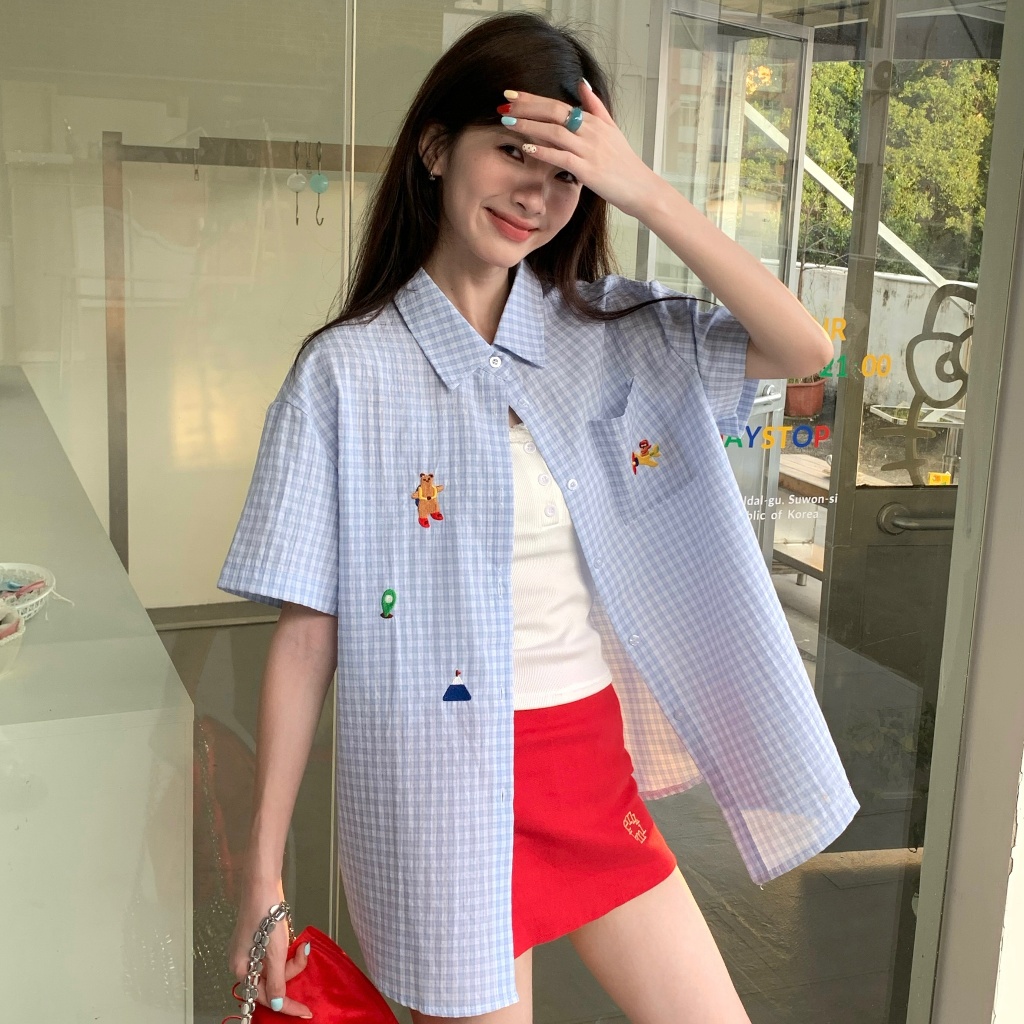 เสื้อเชิ้ตผู้หญิงแขนสั้น คอโปโล สีฟ้า ปักลายการ์ตูน ลายสก็อต หลวมๆ น่ารัก