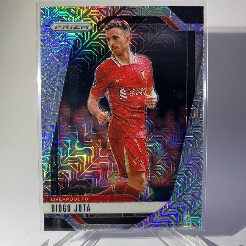การ์ดนักฟุตบอลสำหรับสะสม DIOGO JOTA, LIVERPOOL, (PRIZM), PANINI PRIZM 2025