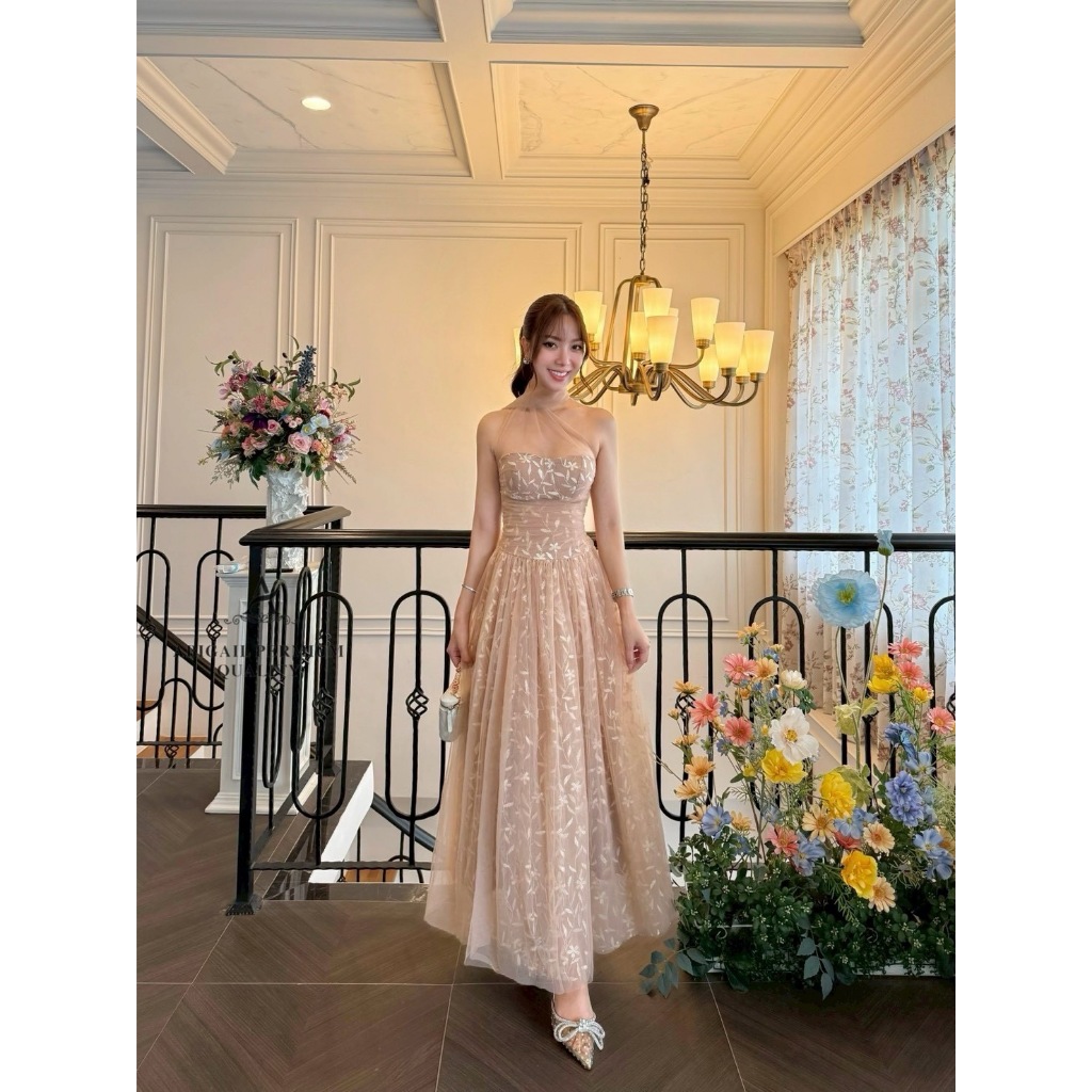 ABIGAIL BRAND ABG245 ชุดเดรสเกาะอกคล้องคอเป็นผ้าซีทรูปักลายดอกไม้