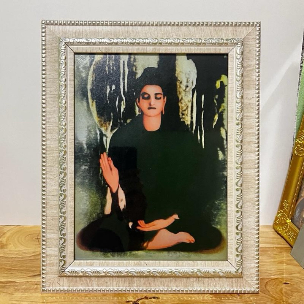 กรอบรูปภาพ พระพุทธเจ้า ขนาด 26x32 ซม. (วัดรวมกรอบ) มีขาตั้งและที่แขวนผนัง เป็นของขวัญ ที่ระลึก