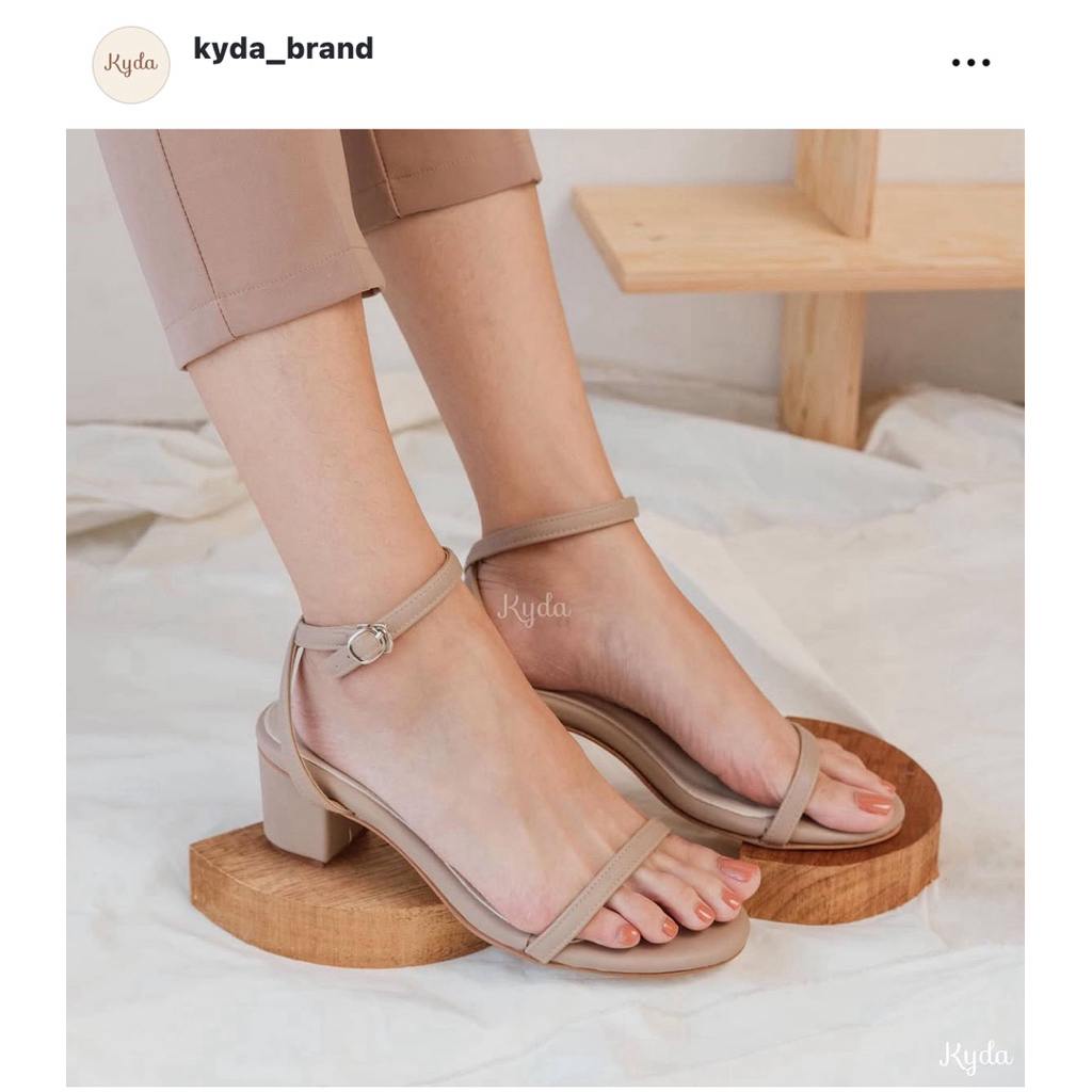 (uesd) รองเท้า kyda สูง2นิ้ว สีเบจ