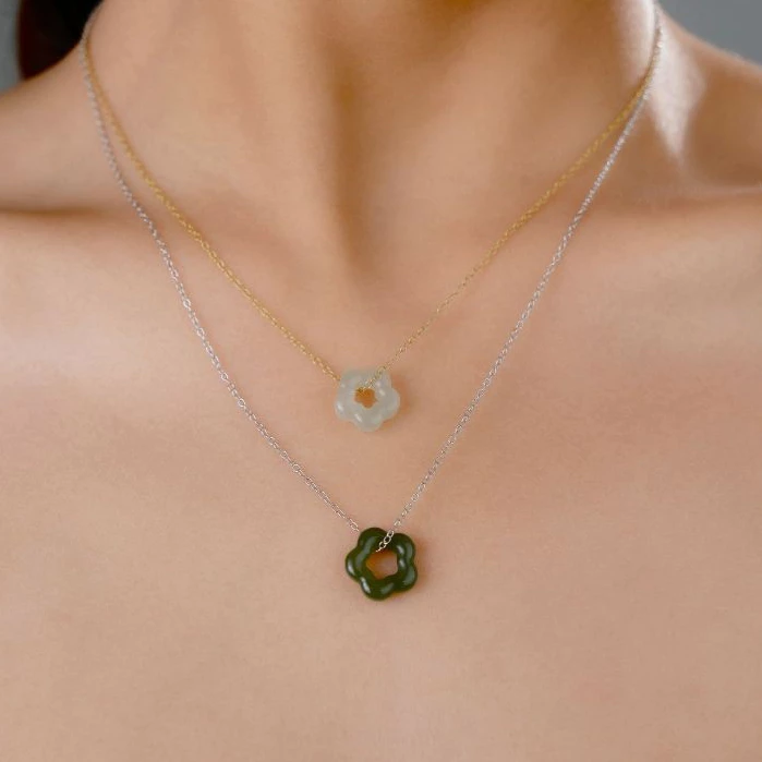 Vachana - Flower Jade Pendant Necklace (สร้อยหินหยกแท้)