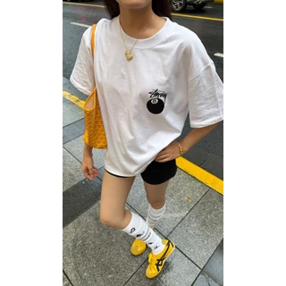 STUSSY 8 BALL TEE ลูกซีรีส์ SS24 คลาสสิกสีดำแปดบิลเลียดพิมพ์ลายเสื้อยืดแขนสั้นคอกลมหลวมสำหรับผู้ชายและผู้หญิง