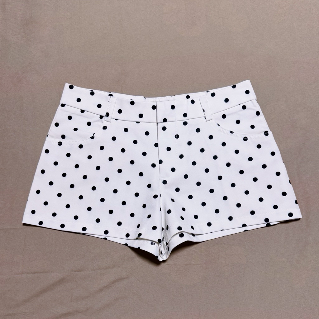 กางเกงขาสั้น สีขาว ลายจุดดำ เอวต่ำ จากร้าน Polar.bkk size L