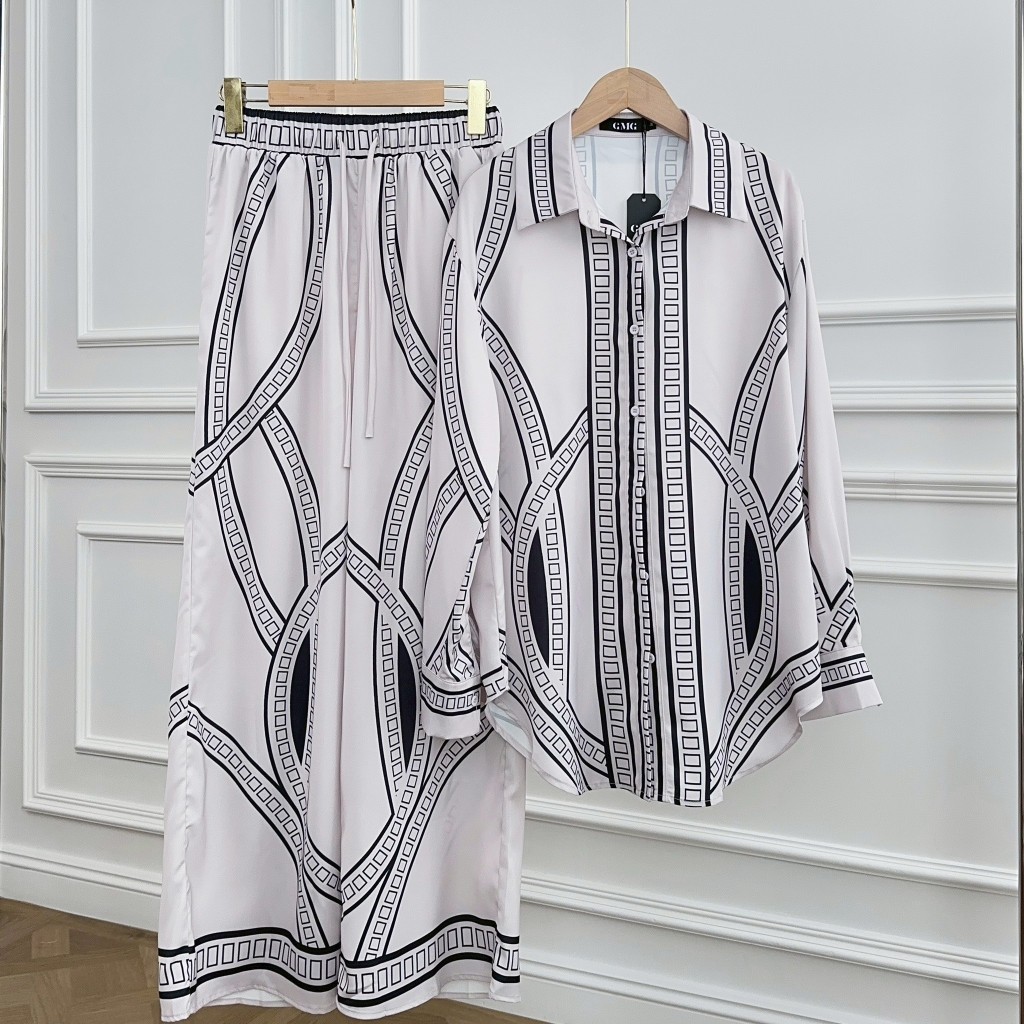 (พร้อมส่ง)รุ่น(Silver Set)ชุดเซ็ท(เสื้อ+กางเกง) ผ้าSilk Satin สีSilver ทรงเสื้อคอปก ดีเทลพิมพ์ลายกราฟฟิก