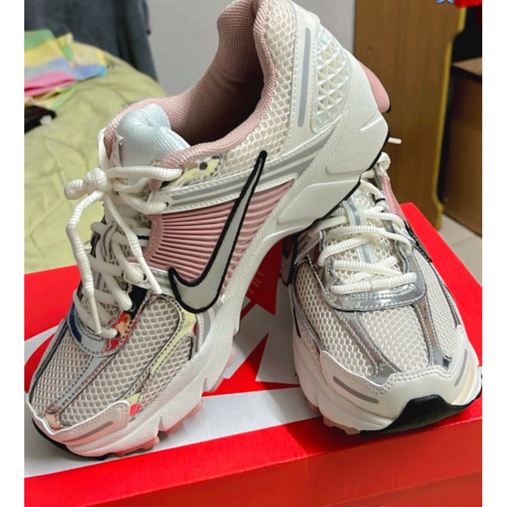 W NIKE ZOOM VOMERO 5 size 40.5