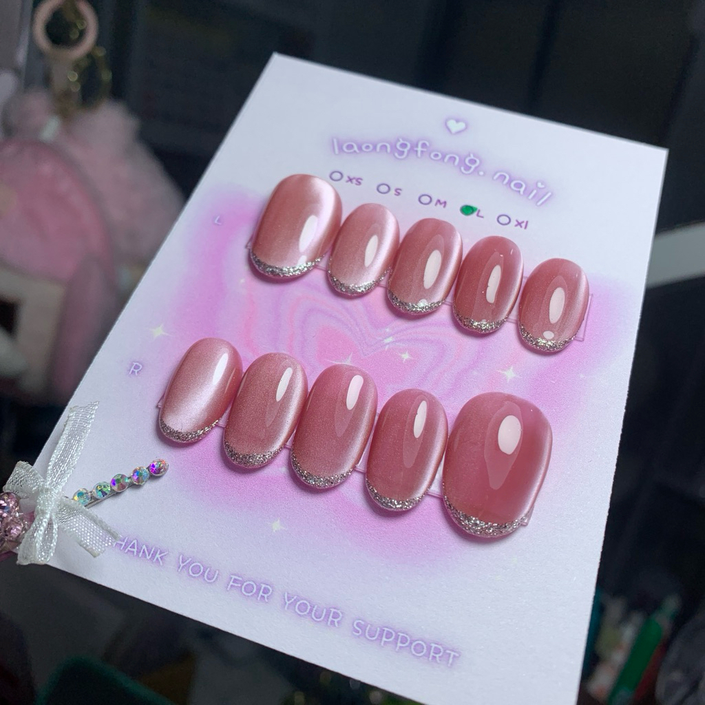 𝓵𝓪𝓸𝓷𝓰𝓯𝓸𝓷𝓰.𝓷𝓪𝓲𝓵 เล็บปลอมสำเร็จรูป 𐐪◡̎ สีลูกแก้วชมพู 𝐤𝟎𝟔 ปลายกากเพชรเงิน (แบบทรงอัลม่อนสั้น) ♔เปลี่ยนสีเปลี่ยนทรงเล็บได้