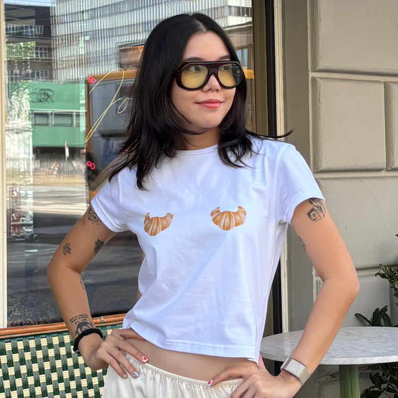 Moone Marché - Boobies Tee Croissant เสื้อยืดทรงครอป ลายครัวซอง