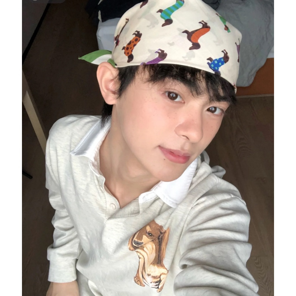 Dapper Dachshunds ผ้าพันคอ ผ้าโพกหัวลายสุนัขพันธุ์ดัชชุน ผ้าcotton100% เหมาะผู้ชายในสไตล์ playful หรือ casual chic