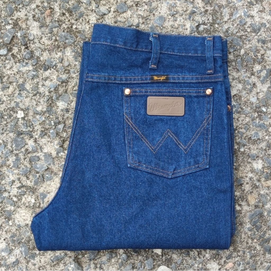 W11/37 กางเกงยีนส์มือสอง Wrangler รุ่น 936PWD เอววัดจริง 37" ยาวทั้งตัว 42" ปลายขา 9" ผลิต Nicaragua