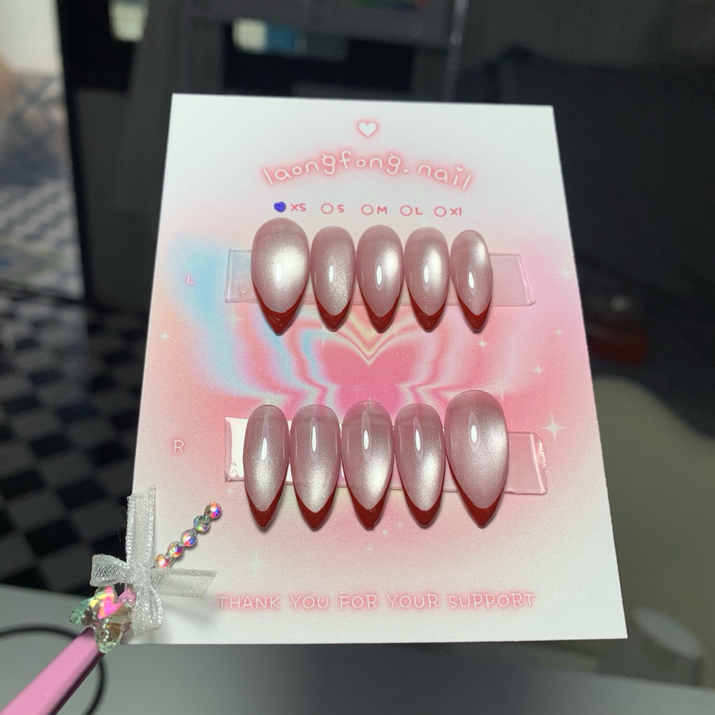 𝓵𝓪𝓸𝓷𝓰𝓯𝓸𝓷𝓰.𝓷𝓪𝓲𝓵 เล็บปลอมสำเร็จรูป 𐐪◡̎ สีลูกแก้วชมพู 𝐊𝟎𝟐 แดงปลาย01(แบบทรงแหลมฝอสั้น) 𐐪 เปลี่ยนสี เปลี่ยนทรงเล็บได้