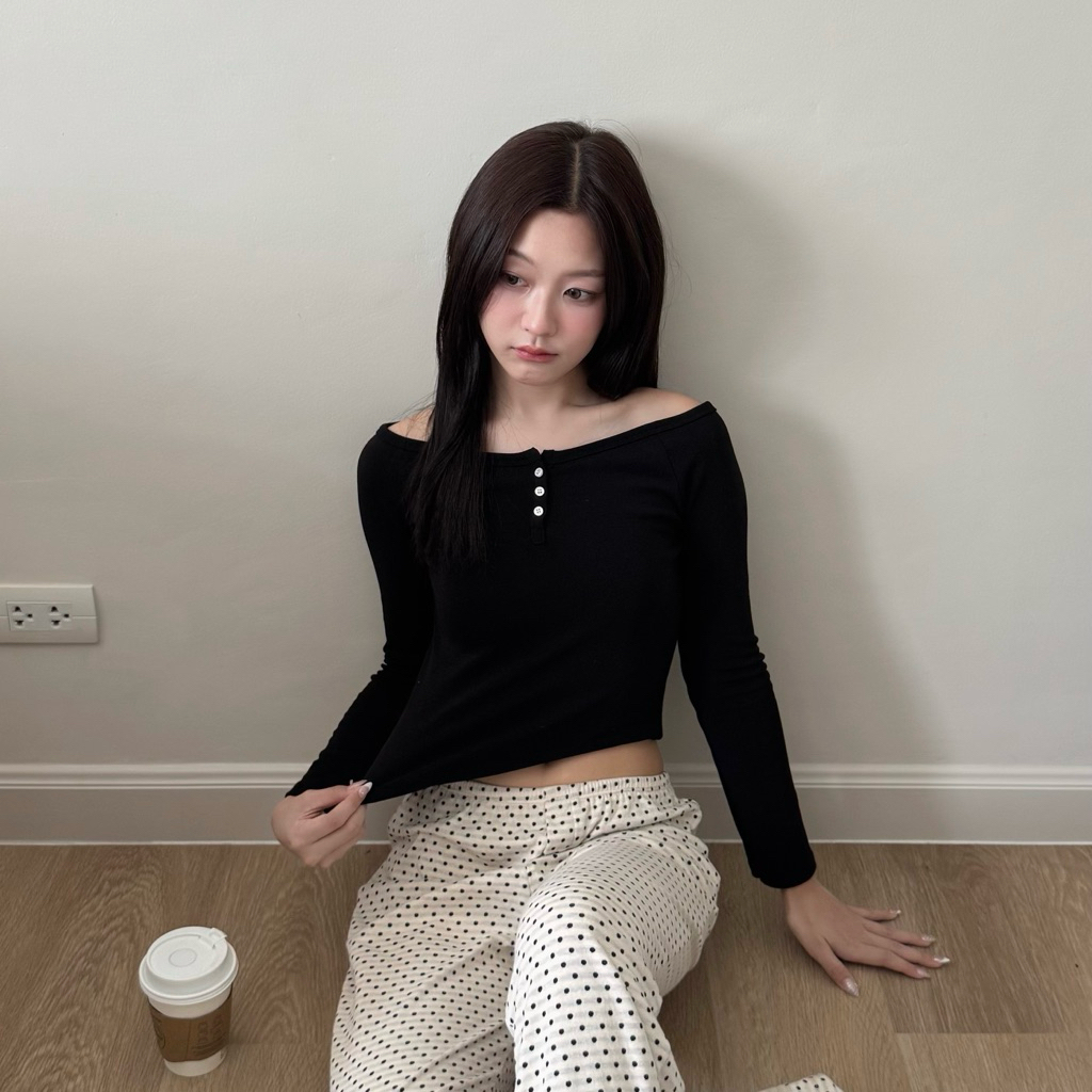 Lana Top (Black) เสื้อแขนยาวทรงกึ่งปาดไหล่