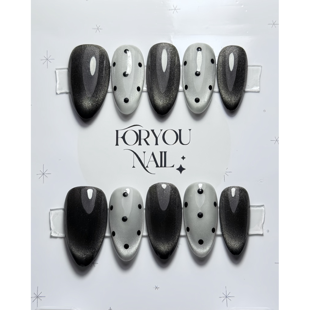 เล็บปลอมเจล Pol ka dot. สีดำลูกแก้ว+เงินลูกแก้ว แถมกาวและอุปกรณ์ติดเล็บ (Handmade 1-3 วัน)