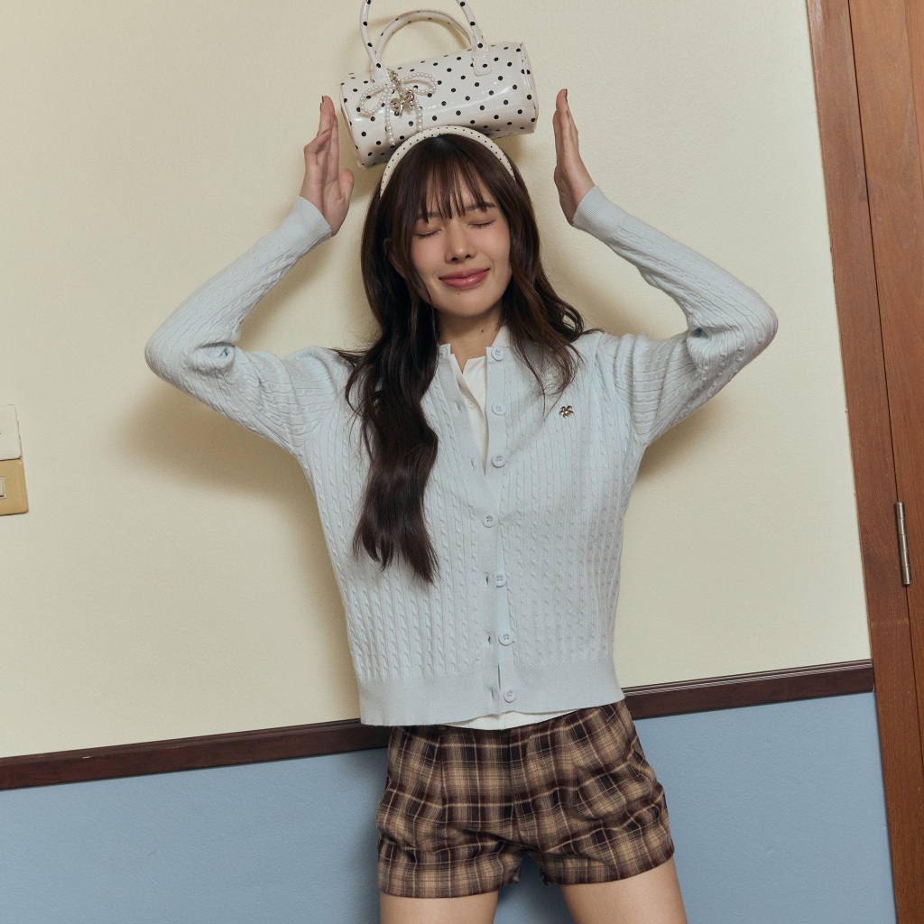 DAILYLOOK.SM --- Toffee cardigan คาร์ดิแกนไหมพรม เนื้อผ้านุ่มนิ่มใส่สบาย ไม่หนาไม่บางเกินไป มีดีเทลอะไหล่เงินรูปดอกไม้ - รูปที่ 2