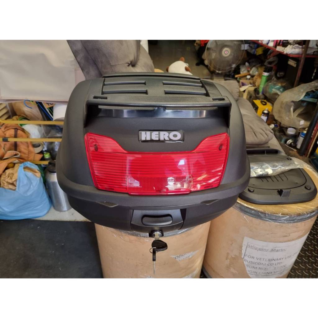 กล่องท้าย HERO T40  ขนาด 49×42×30 เซ็นติเมตร  ความจุ 40 ลิตร พร้อม เบาะพิงหลังแบบนิ่ม ตะแกรงยึดของด้านบน และถาดยึดกล่อง