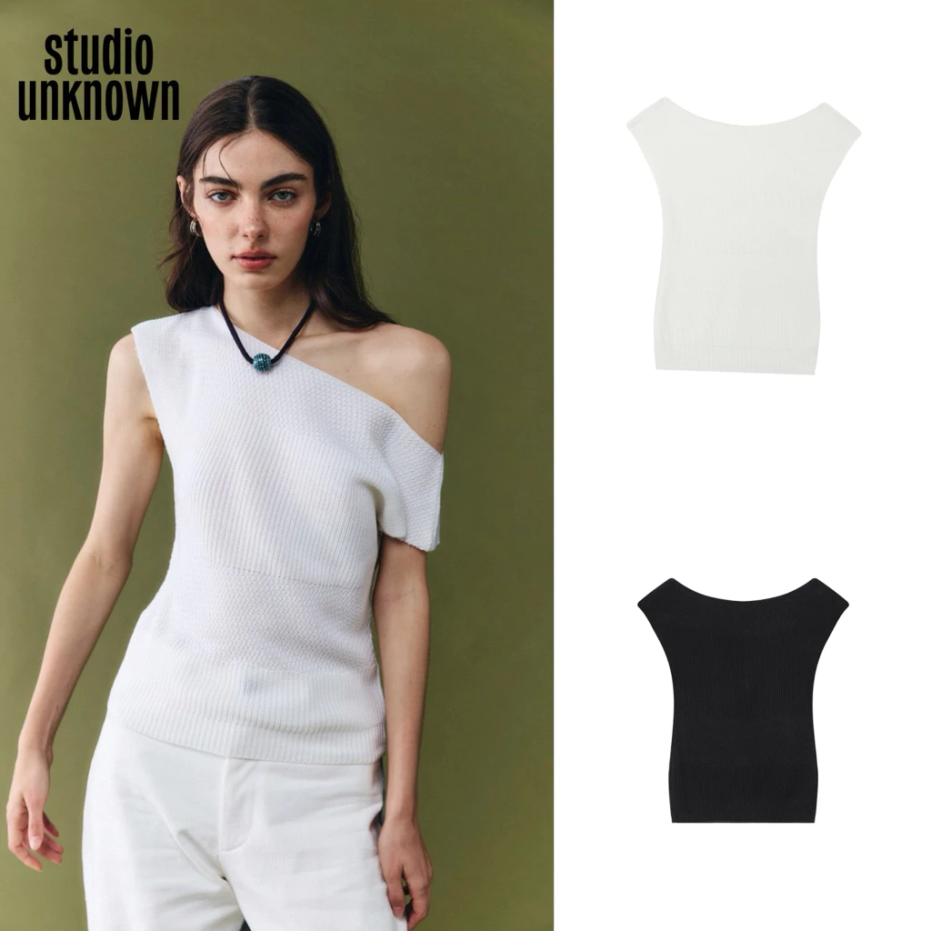 STUDIO UNKNOWN - Nash Knit Top เสื้อนิตตัดต่อเทคนิคการทอลายดีไซน์ปลายรุ่ย