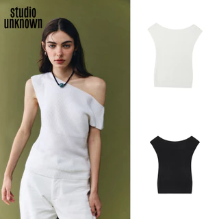 STUDIO UNKNOWN - Nash Knit Top เสื้อนิตตัดต่อเทคนิคการทอลายดีไซน์ปลายรุ่ย