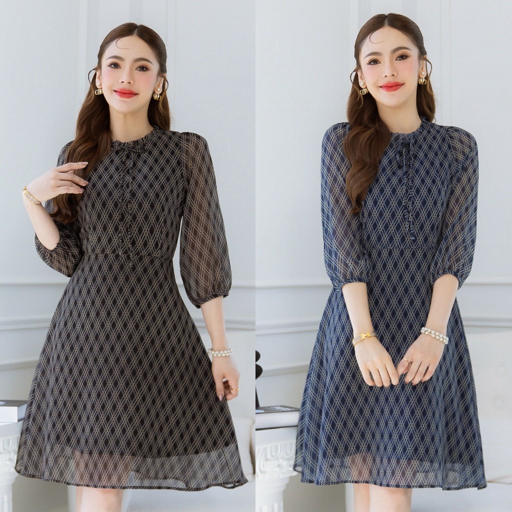 เดรสผ้าชีฟองสวยเรียบหรู ใส่สบาย ลุคสวยแพงสวยดูดีมากๆเลยค่ะชุดนี้ โทนสีดูหรู สีเข้มช่วยพรางหุ่น ลายตารางข้าวหลามตัดมีมิติ