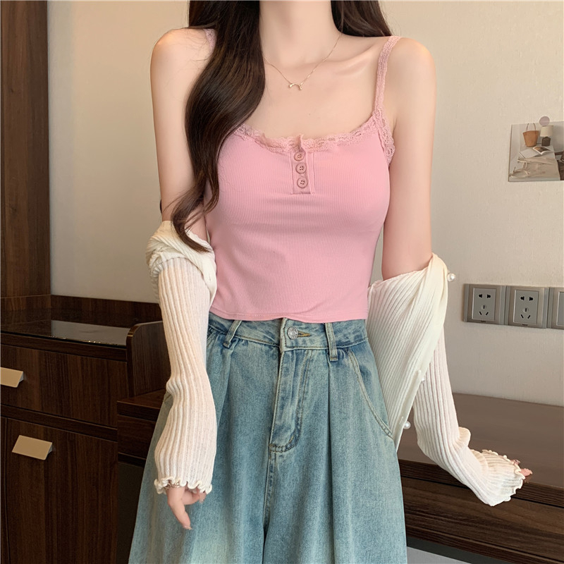 kitty.vogue พร้อมส่ง*เสื้อสายเดี่ยวไหมพรม คอลูกไม้ มีฟองน้ำ