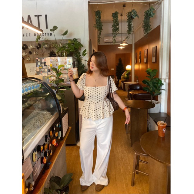 PLERNTA เสื้อลายจุดสุด cute แขนตุ๊กตา คอเหลี่ยม ดีเทลชายระบาย สม๊อคด้านหลัง ช่วยเก็บทรงใส่แล้วหุ่นเป๊ะ