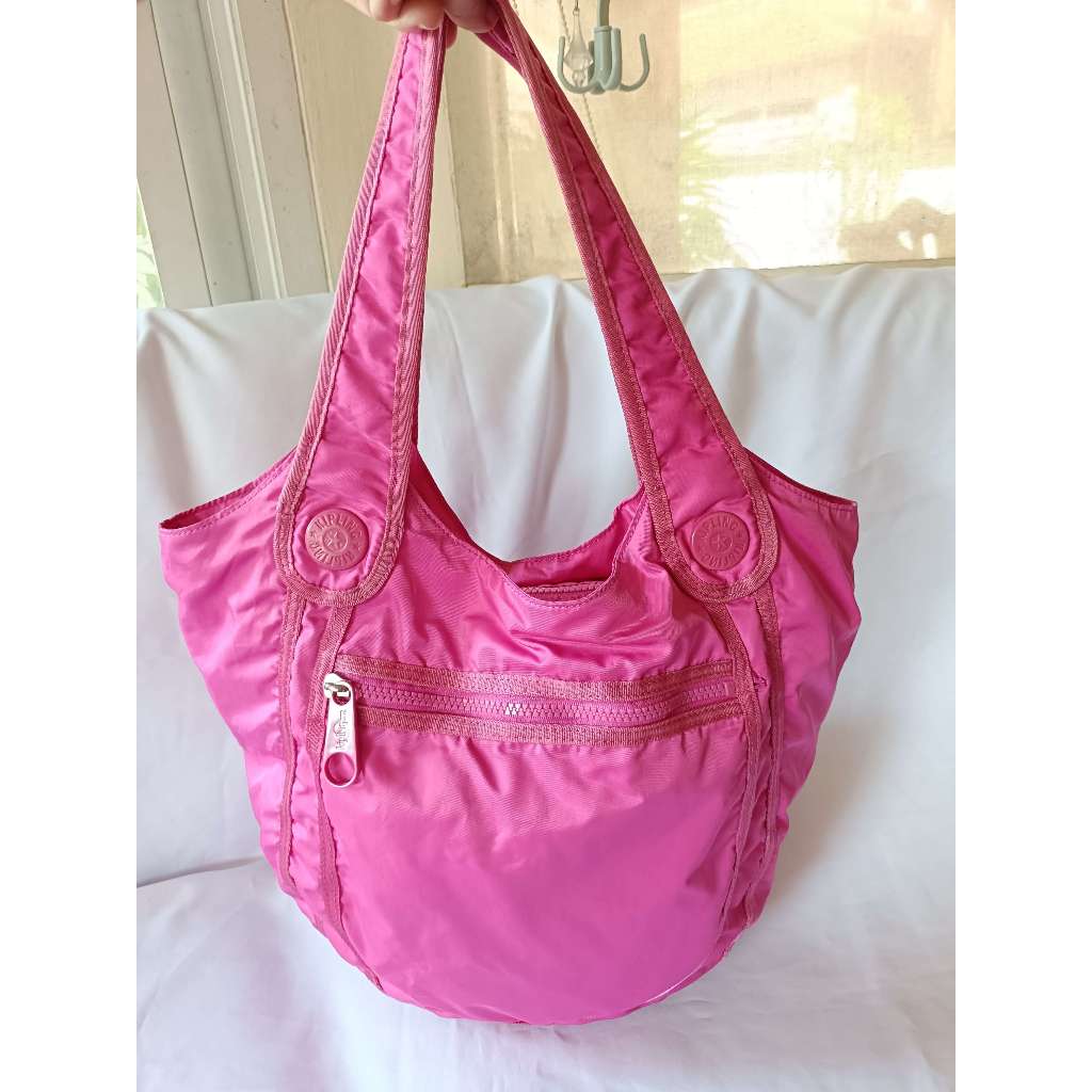 ♥️กระเป๋าผ้ามือสอง kipling แท้♥️สภาพ 80% ทรงบอลลูนเก๋ๆ♥️สีชมพูบานเย็น คล้องไหล่♥️ผ้าไนล่อน พร้อมพวงก