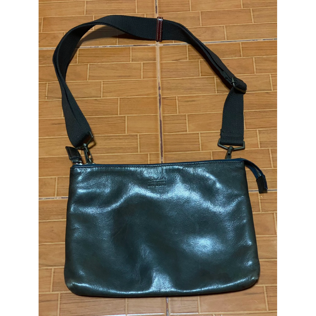 กระเป๋าสะพายหนังแท้ Dakota สภาพมากกว่า 85%