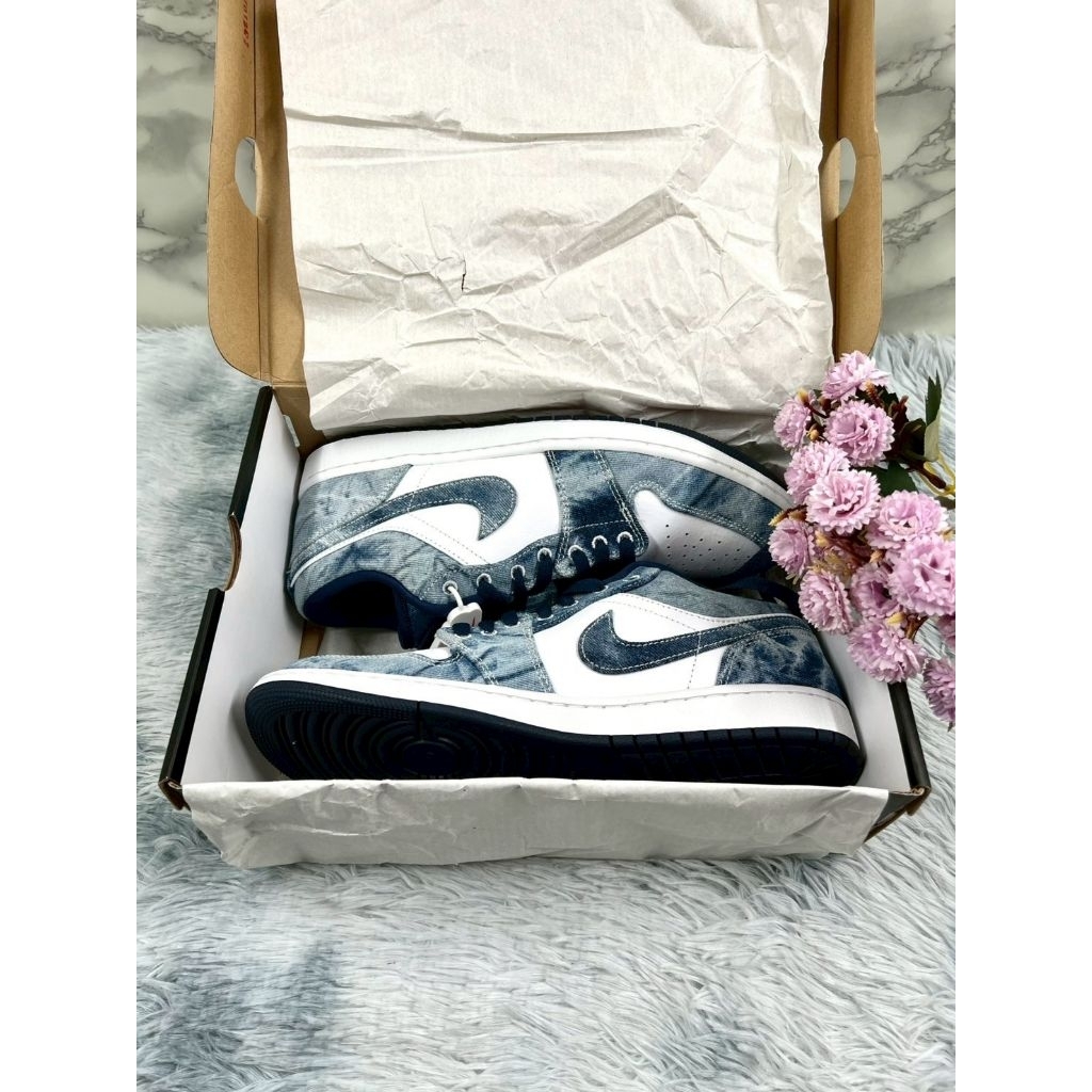 Nike Air Jordan 1 low se washed denim 
Size 9 UK/ 44 EUR/ 28 CM

🐼 ราคา 3,990 บาท 🐼

