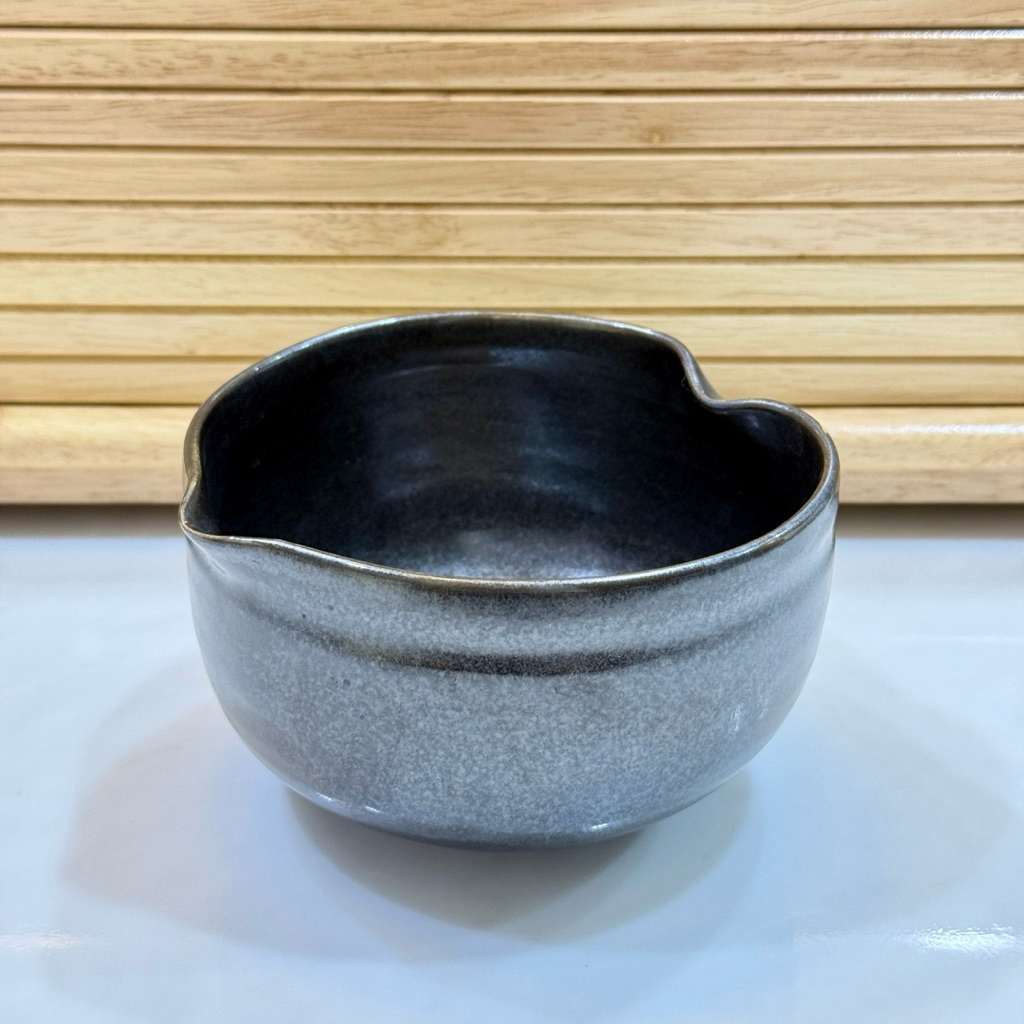 🌱พร้อมส่ง🍵 ถ้วยมัทฉะ Orachi Matcha bow สี Charcoal มีปากเท