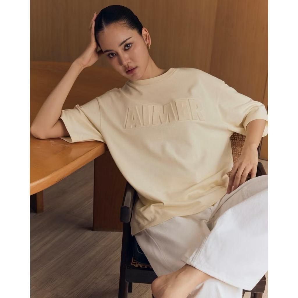 AIMER - Embossed Logo T-shirt in Ivory เสื้อยืดโอเวอร์ไซส์ ลายปั๊มนูน มือ 1 ของแท้จากแบรนด์ พร้อมส่ง