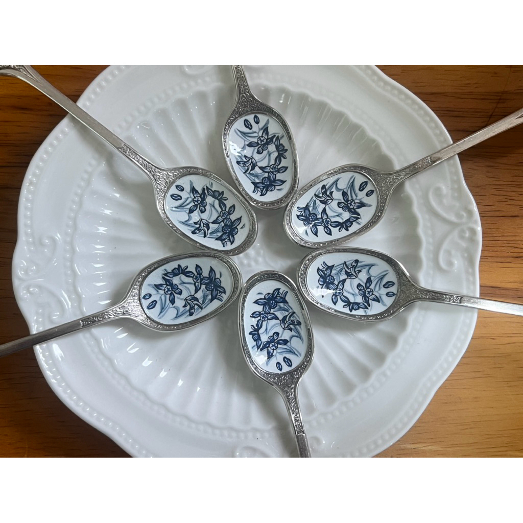 ช้อน วินเทจ #sp168_4  #VINTAGE WBRITE CERAMIC AND SILVER ENGRAVED DESSERT SPOONS