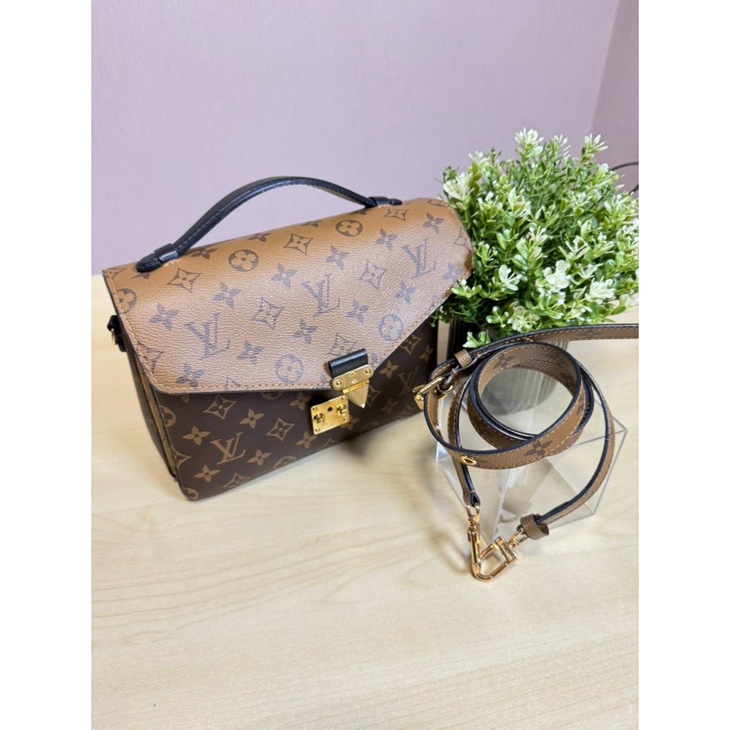 Louis Vuitton Pochette Metis กระเป๋าสะพายข้างผู้หญิง ใบโทรม Canvas Monogram