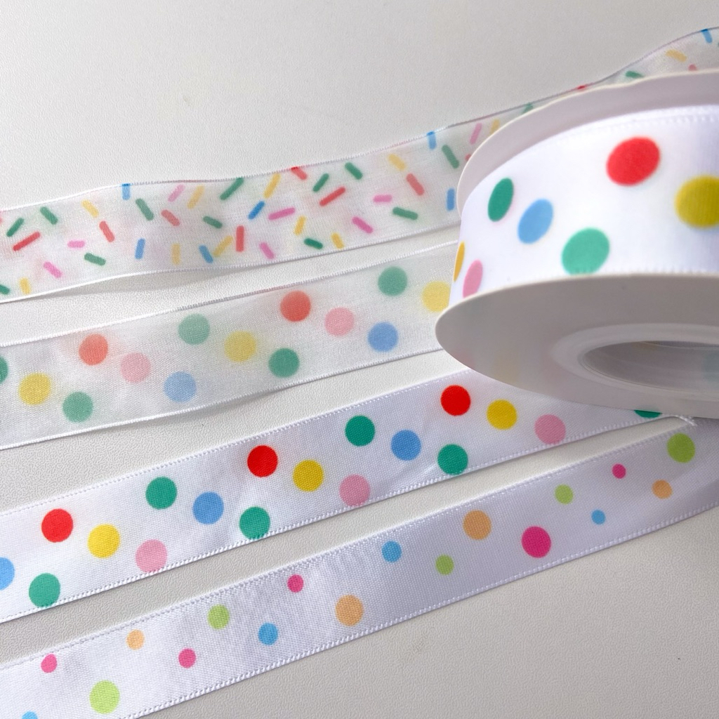 ♡  พร้อมส่ง | (5 หลา / ม้วน) Colorful dot / sprinkle Ribbon โบว์ ริบบิ้น ลายจุด สีสันสดใส ขนาด 25 mm / 2.5 cm